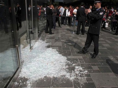 china-fight-on-ipad2-broken-glass.jpg